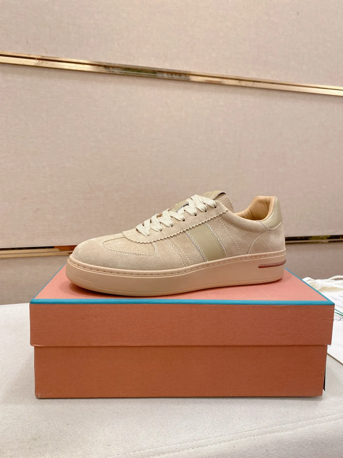 Men's shoes💰: 580💰🔥𝐥𝐨𝐫𝐨 𝐏𝐢𝐚𝐧𝐚 lp classic loafers, an Italian treasure brand, the only brand that can match Hermès! Only after wearing it do we realize that we can’t live up to our feet. The upper is made of imported first-layer cowhide with breathable fly-knit fabric, water-dyed cowhide foot pads, and the official original glass rubber outsole and pendant. Exclusive original packaging (tag ➕ brand paper ➕ outer box ➕ hand bag) code number: 38-44. Can be customized 45-46